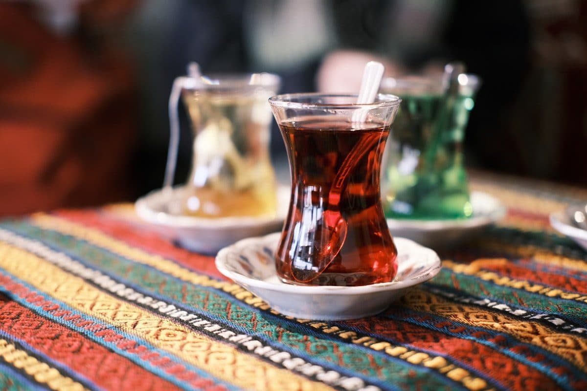Geleneksel ince belli bardakta demli Türk çayı (temsili görsel)