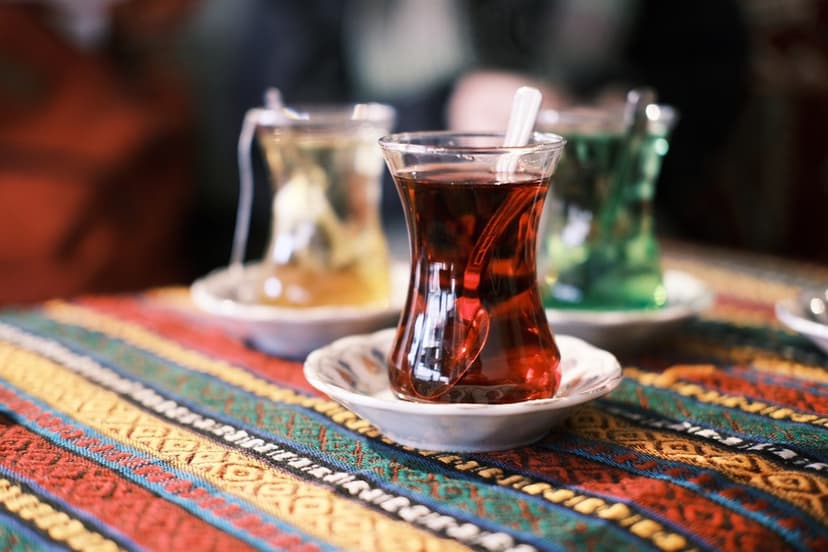 Geleneksel ince belli bardakta demli Türk çayı (temsili görsel)