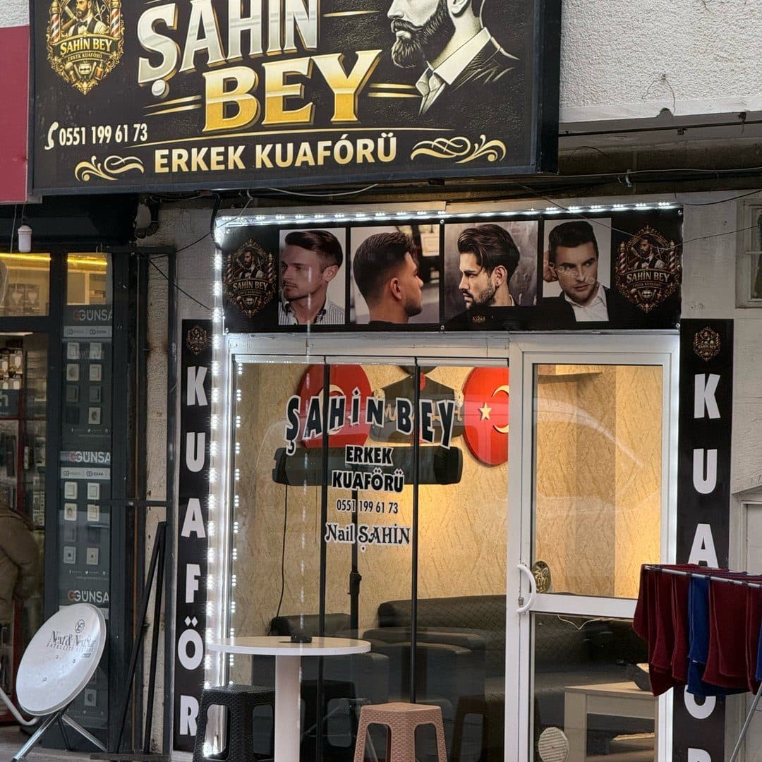 Şahinbey Erkek Kuaförü dükkân tabelası ve girişi