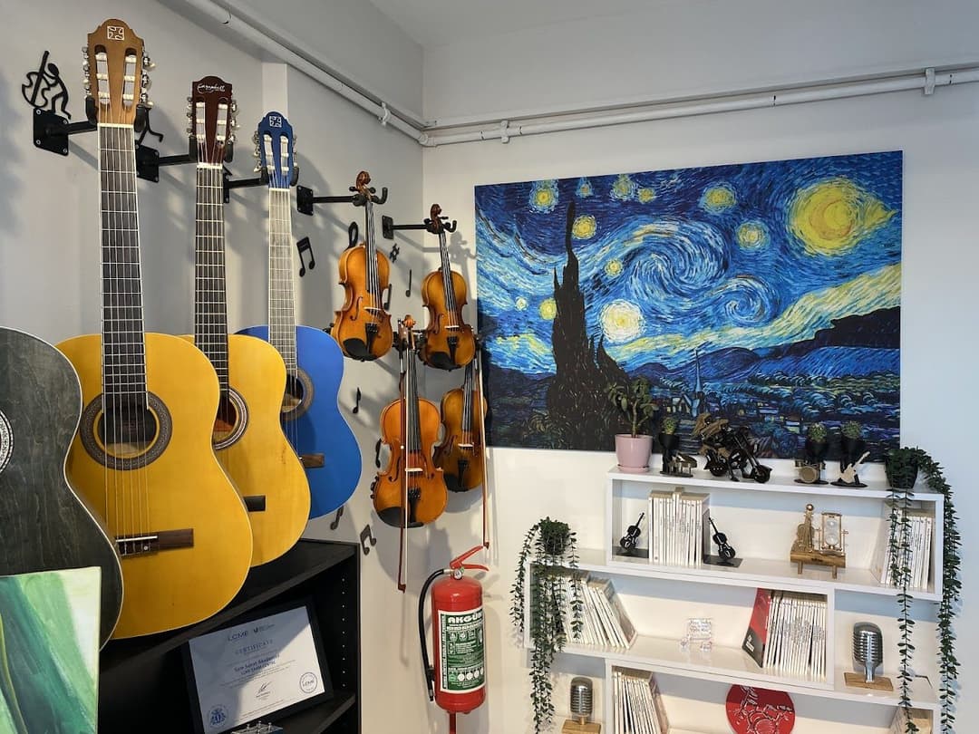 Enstrüman duvarı — gitar ve kemanlar