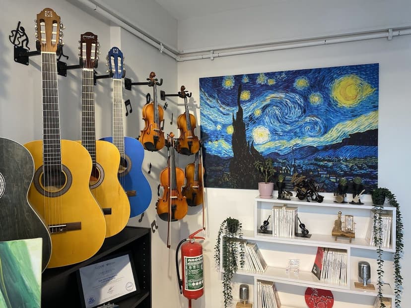 Enstrüman duvarı — gitar ve kemanlar
