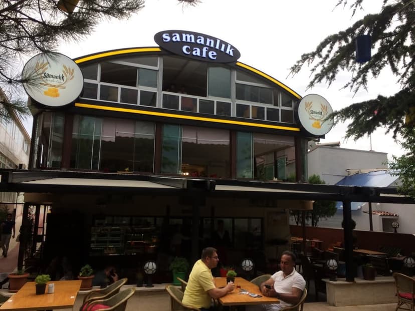 Samanlık Cafe göl kenarı binası ve bahçe oturumu