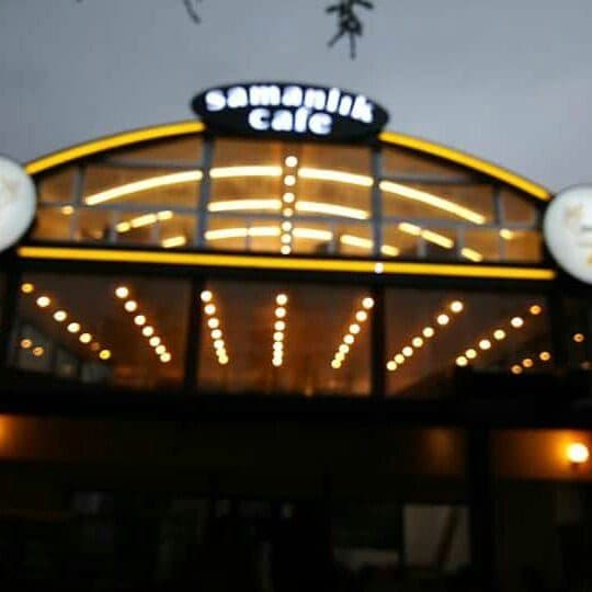 Samanlık Cafe aydınlatılmış cephe (akşam)
