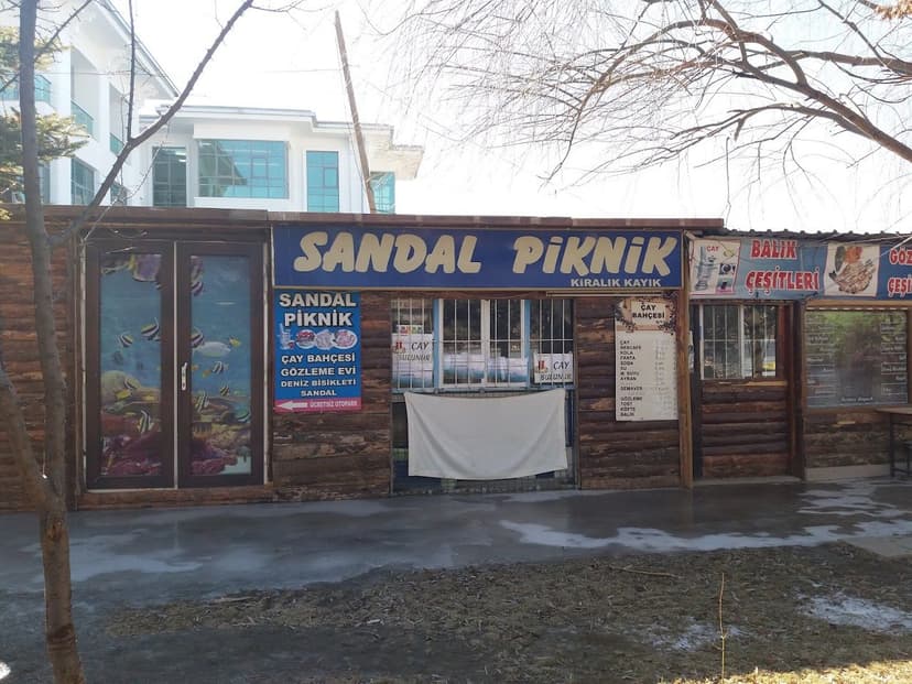 Sandal Piknik dükkân görünümü — çay bahçesi ve gözleme evi tabelası
