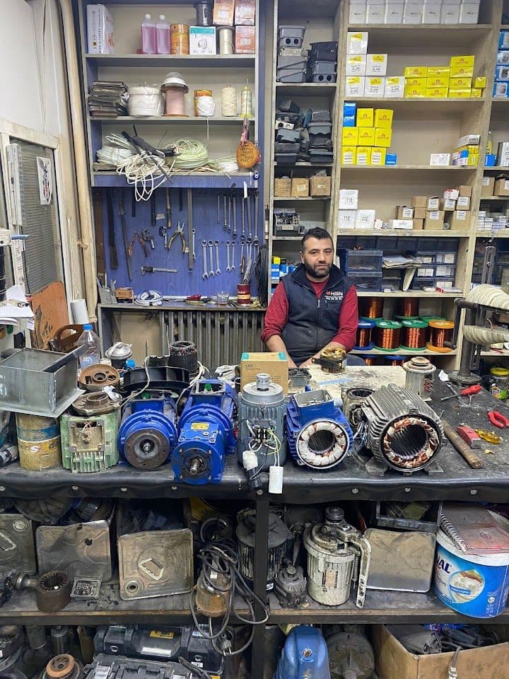 Ustanın elinden geçen elektrik motorları