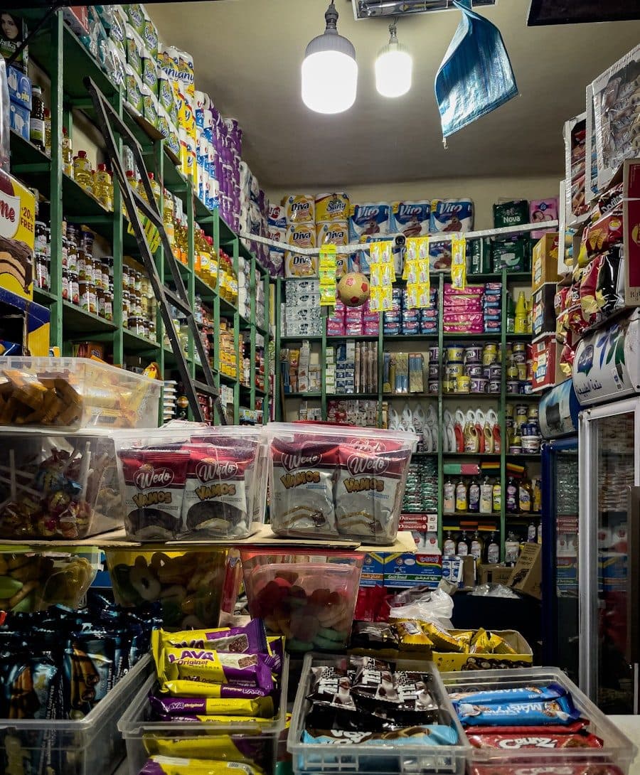 Çeşitli ürünlerle dolu market rafları (temsili görsel)
