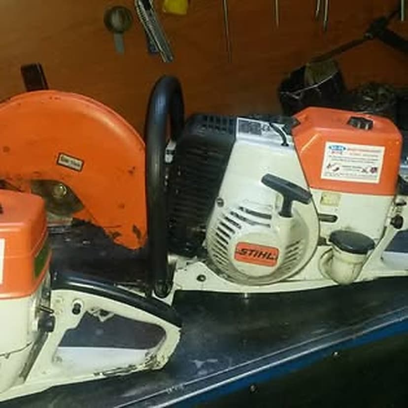 Serviste bakımı yapılan motorlu kesme makinesi