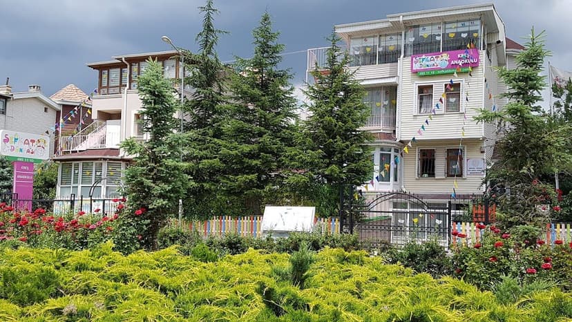 Bahçesi ve yeşil alanıyla okul binası
