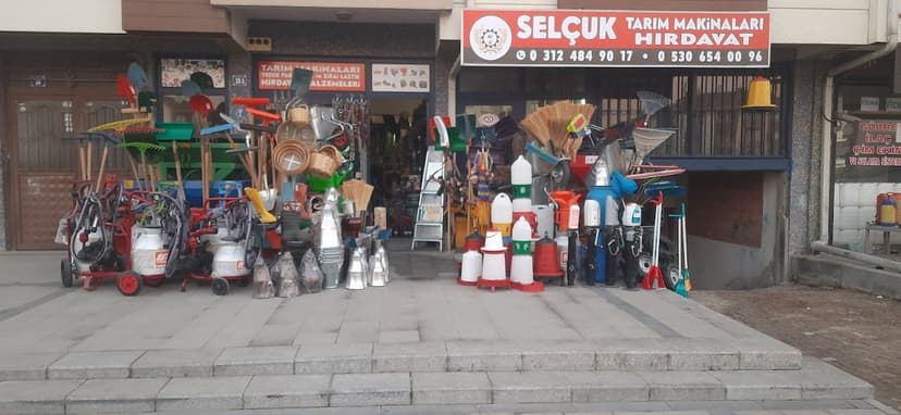 Selçuk Tarım Makinaları dükkân görünümü