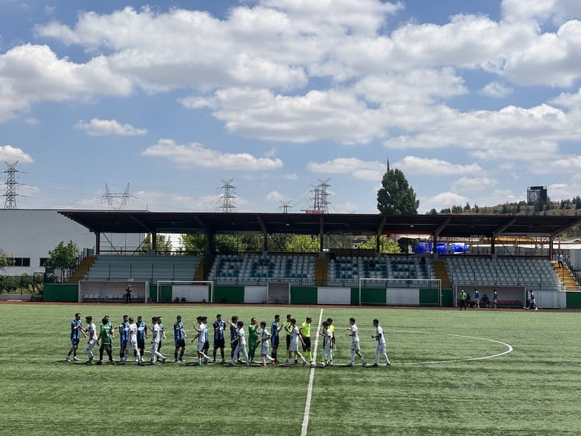 Şen Halı Saha tesisi — tribün ve saha görünümü
