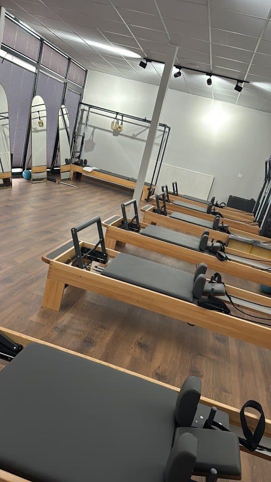 Reformer ve tower üniteleri, ayna duvarı — stüdyo görünümü
