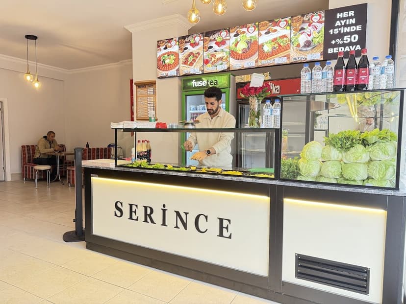Ferah ve aydınlık iç mekân, servis tezgâhı