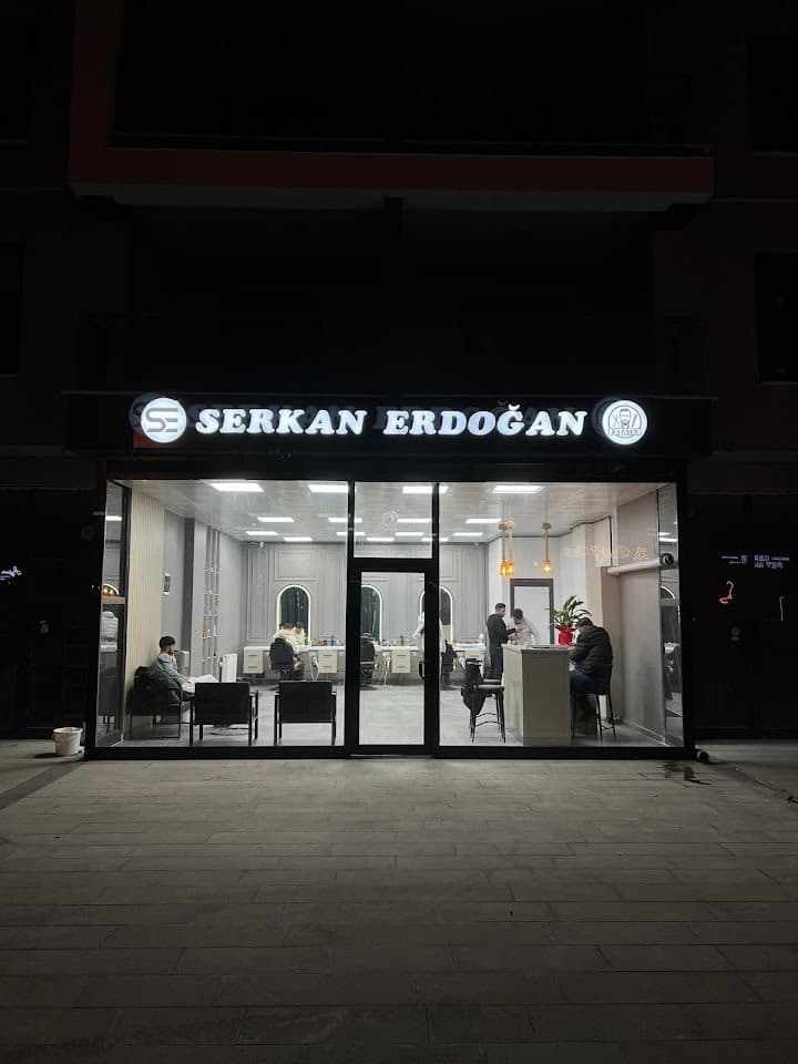 Akşam saatlerinde dükkân cephesi