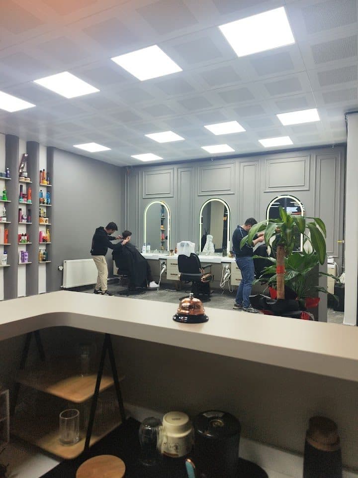 Salonda saç kesimi ve bakım anı