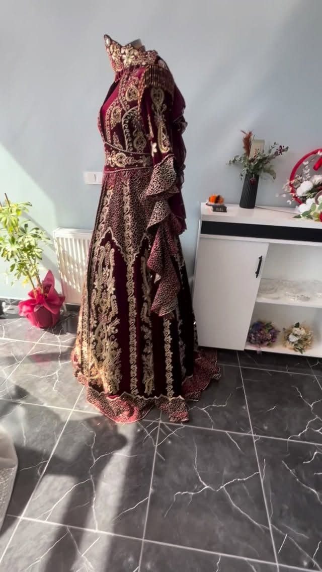 Bordo işlemeli abiye — özel davetler için