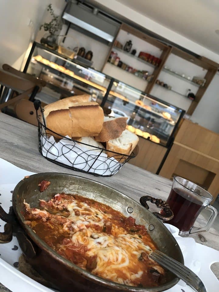Sevgi Mutfağı iç mekan — bakır tavada ev yemeği, taze ekmek ve çay