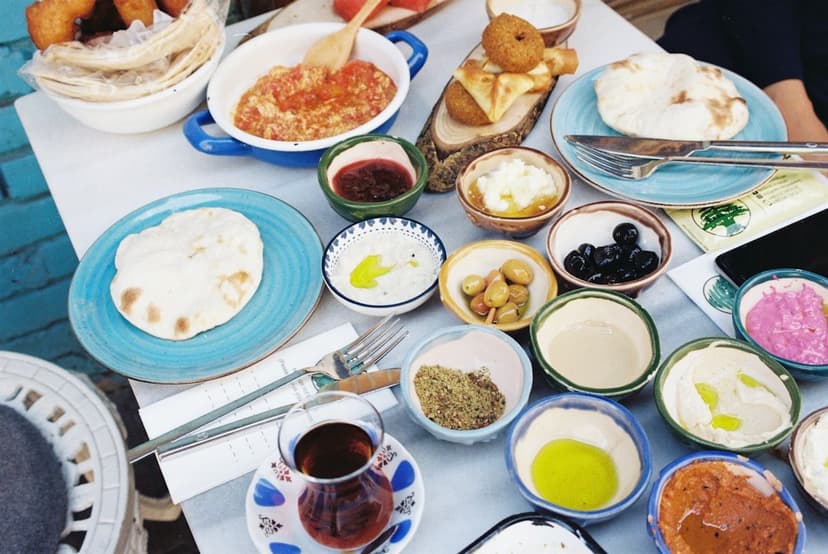 Zengin ev yemeği sofrası (temsili görsel)