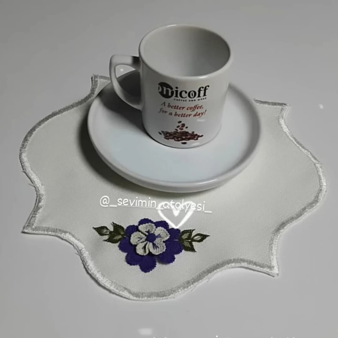 Menekşe işlemeli el yapımı fincan altlığı