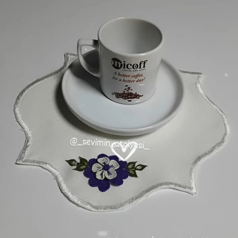 Menekşe işlemeli el yapımı fincan altlığı