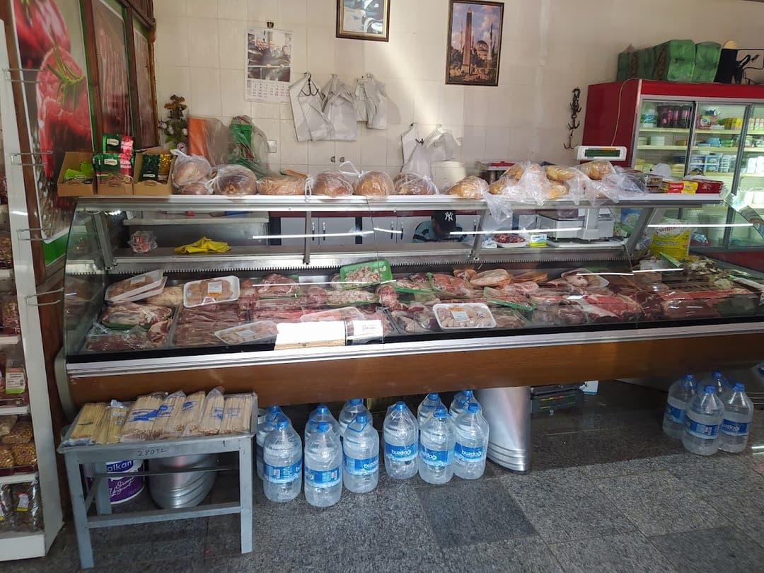 Kasap reyonu ve taze et tezgâhı