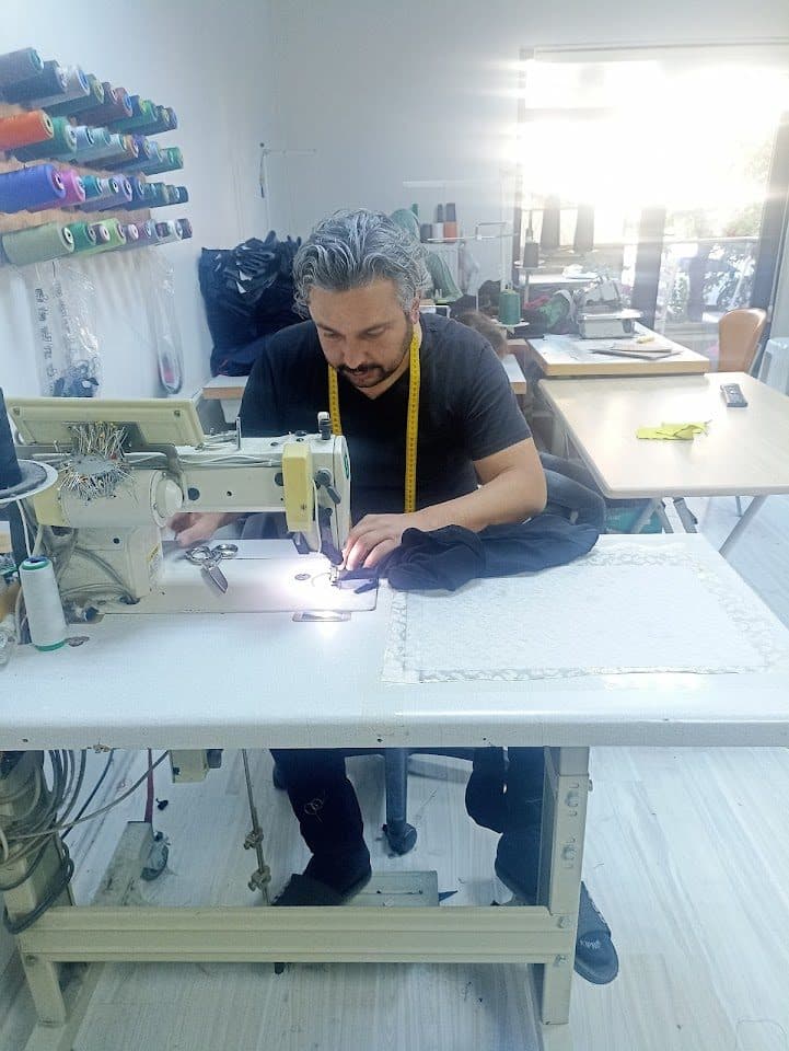 Selim Göksu usta dikiş makinesi başında