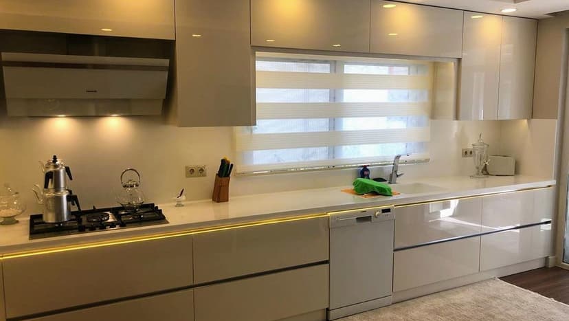 Ölçüye özel modern parlak mutfak dolabı — Simetri Mobilya & Dizayn
