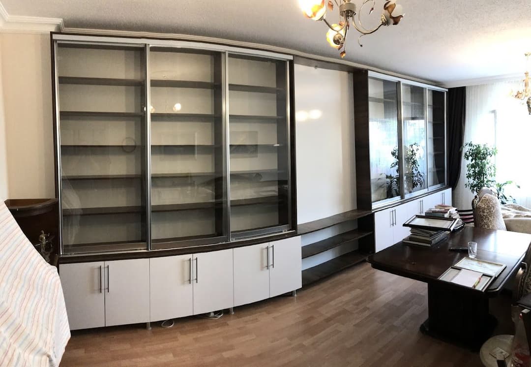 Cam kapaklı duvar ünitesi ve vitrin çalışması