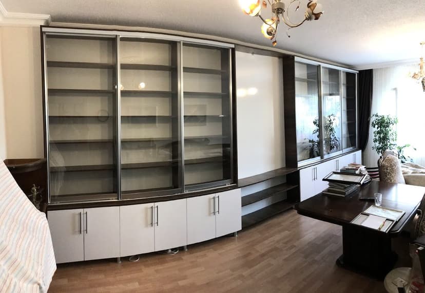 Cam kapaklı duvar ünitesi ve vitrin çalışması