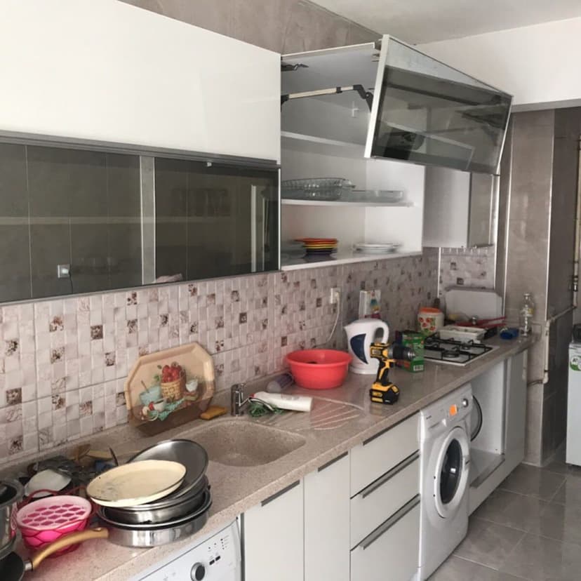 Cam kapaklı üst dolaplı mutfak uygulaması