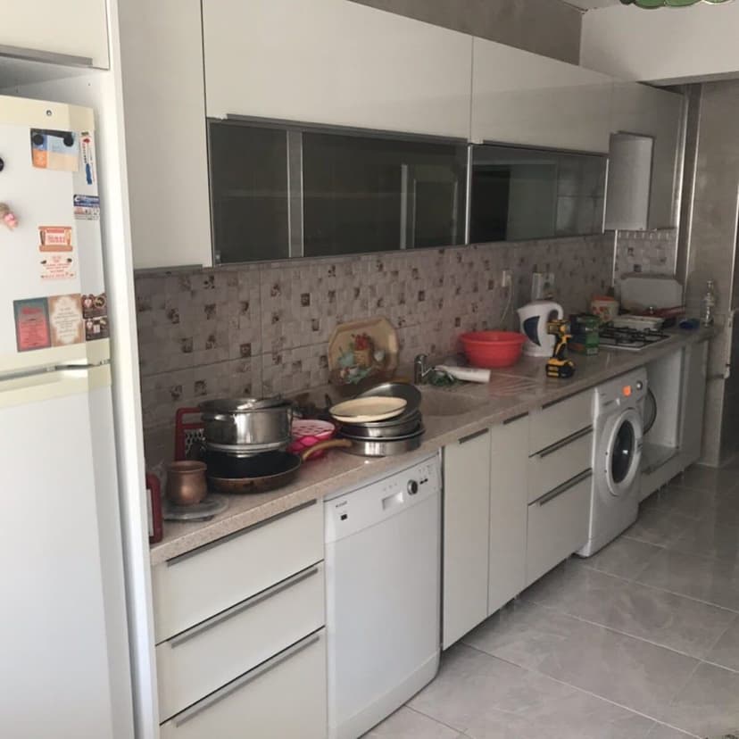 Beyaz mutfak dolabı ve ankastre yerleşimi
