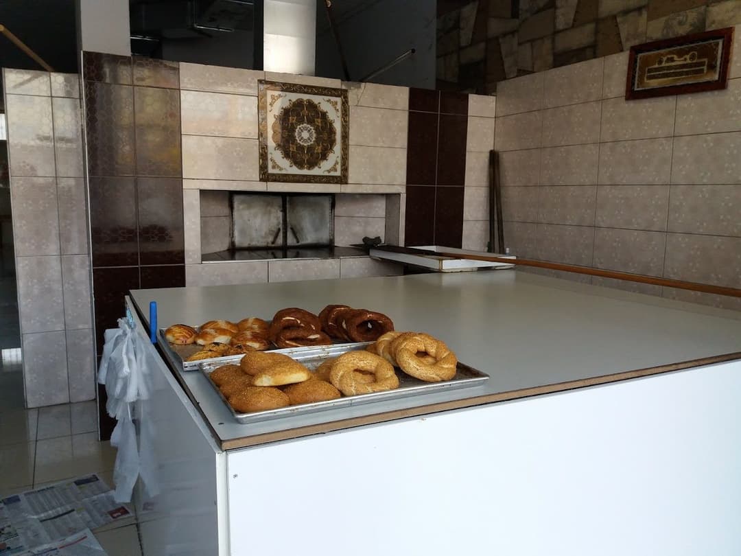 Odun ateşinde taş fırın ve taze simitler
