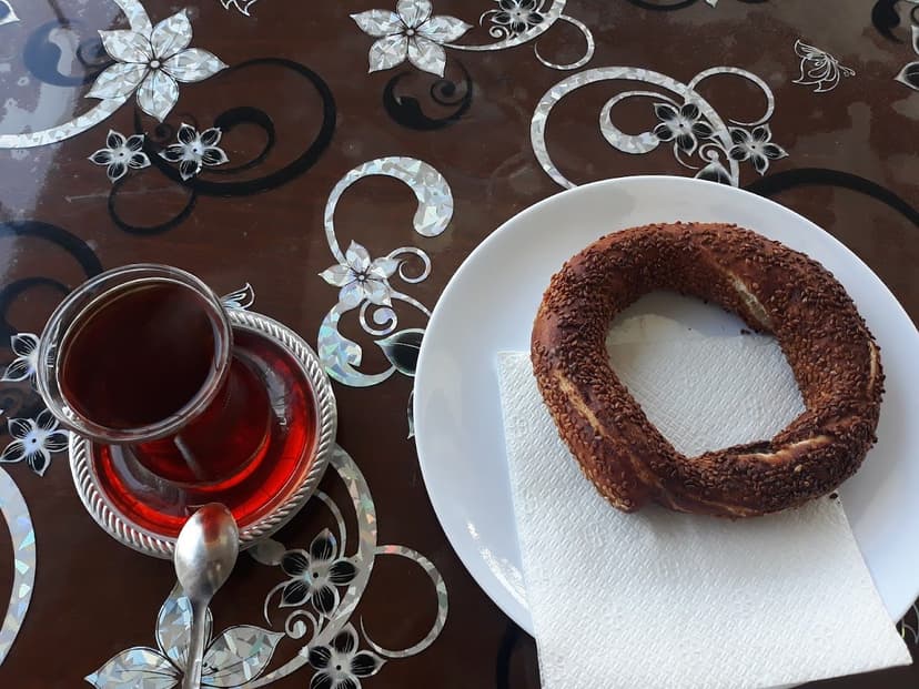 Susamlı simit ve demli çay