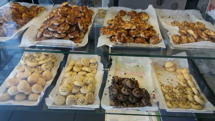 Vitrinde poğaça ve pastane çeşitleri