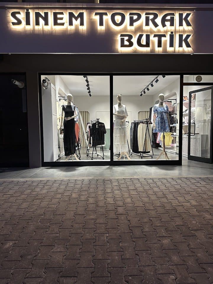 Sinem Toprak Butik mağaza cephesi ve tabelası