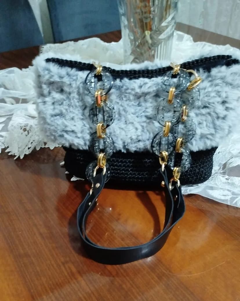 El örgüsü peluş detaylı çanta