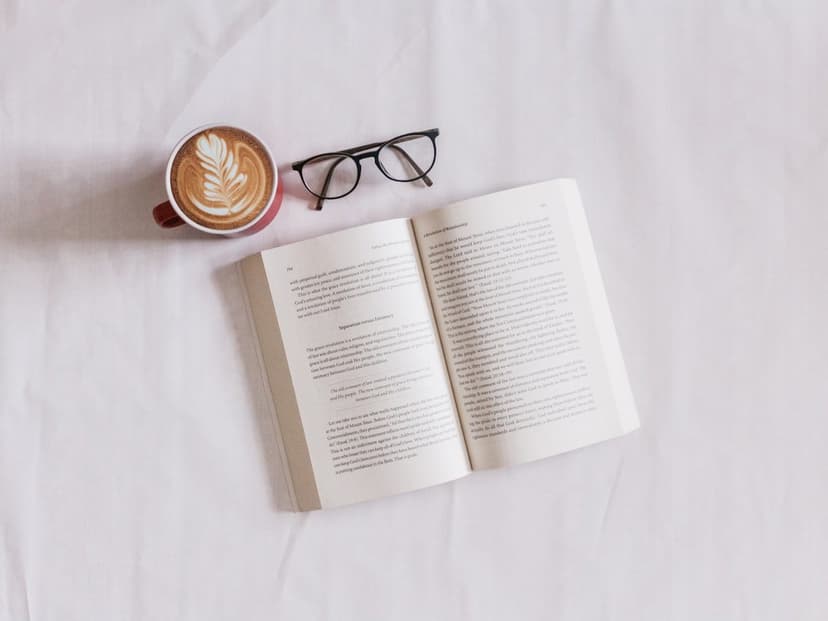 Kahve eşliğinde kitap keyfi (temsili görsel)