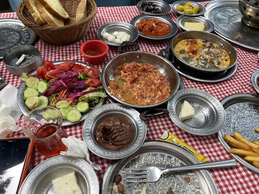 Zengin serpme kahvaltı sofrası — Söğütaltı Cafe