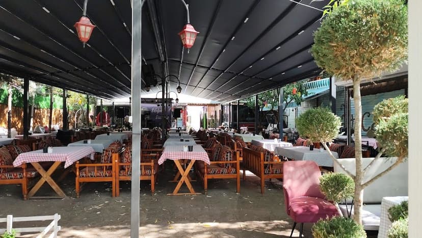 Tente altında bahçe oturma alanı