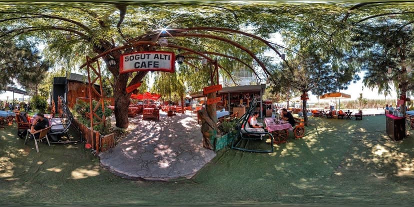 Yeşillikler içindeki bahçe ve pergola