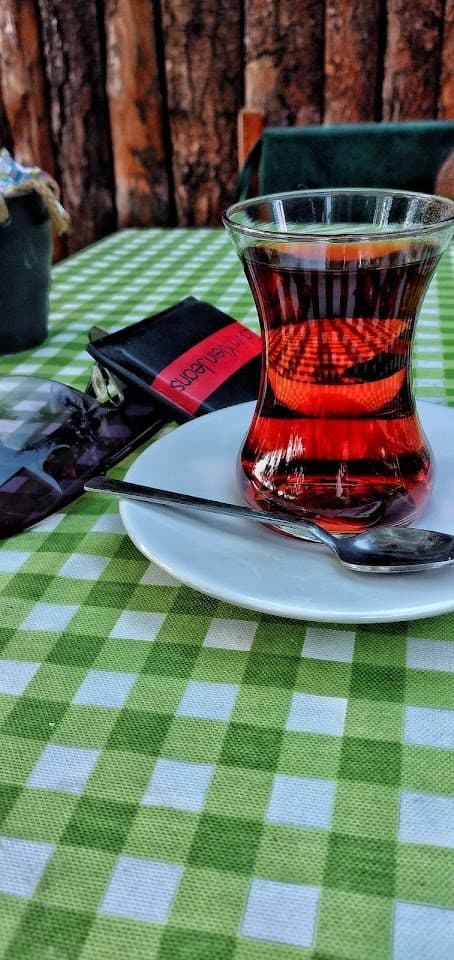Bahçede demli çay keyfi