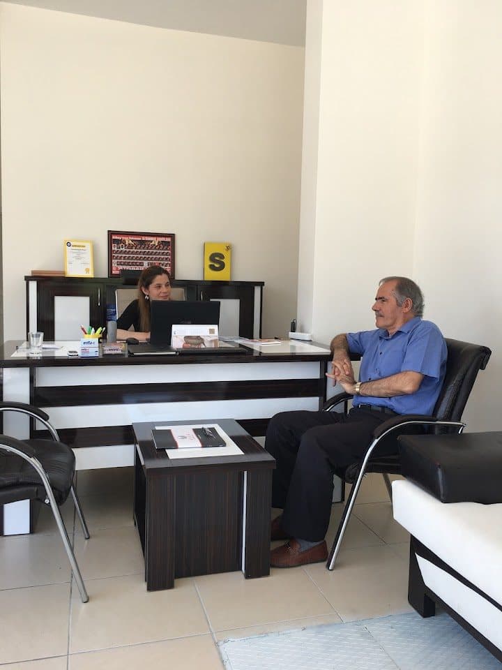 SRM Emlak ofis içi — danışmanlık masası