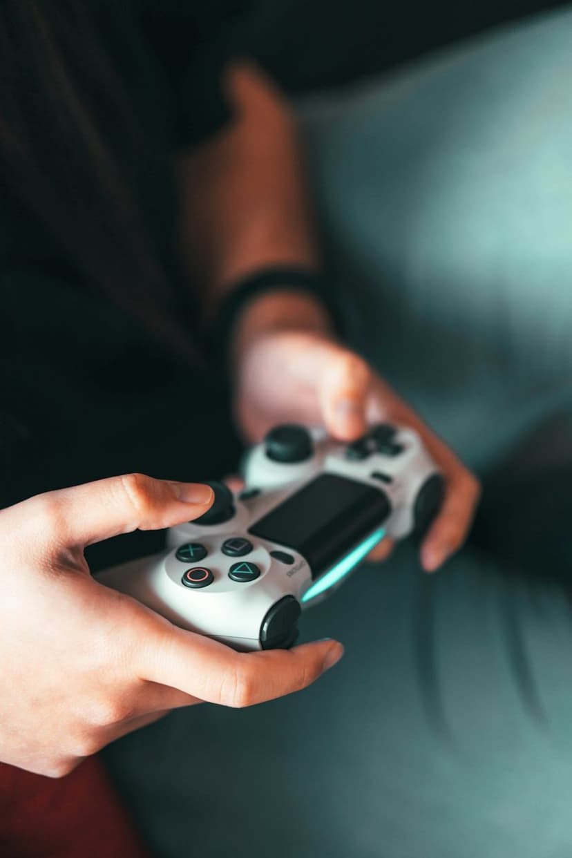 Oyun seansı — PlayStation kolu (temsili görsel)