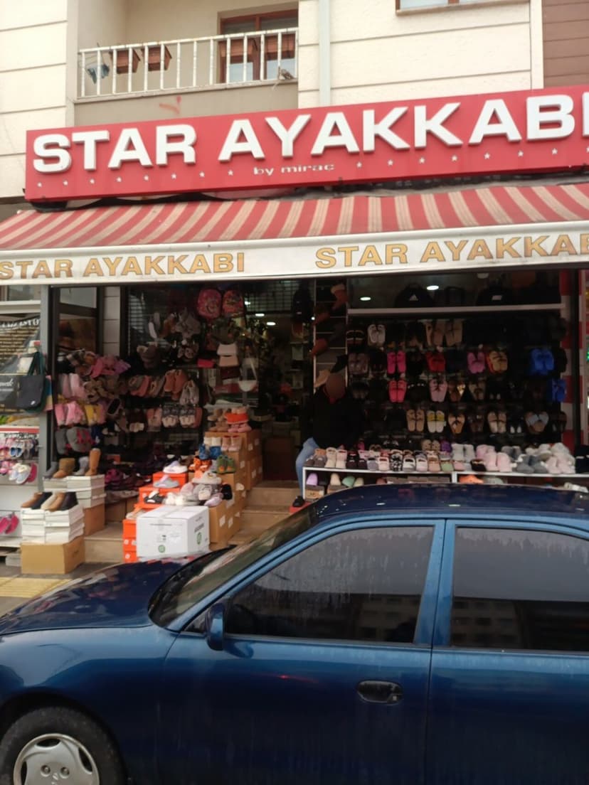 Ayakkabı ve terlik çeşitlerinin sergilendiği vitrin