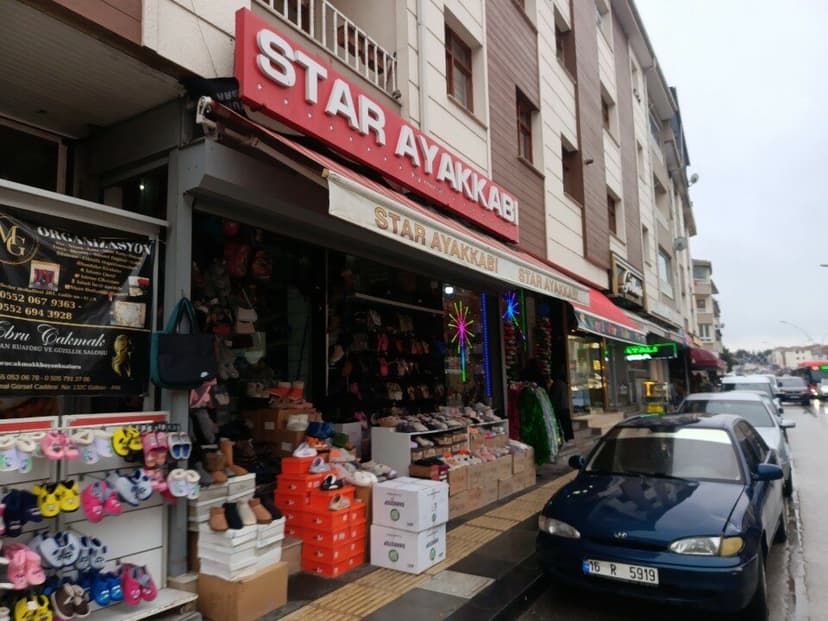 Mağaza cephesi ve ürün sergisi