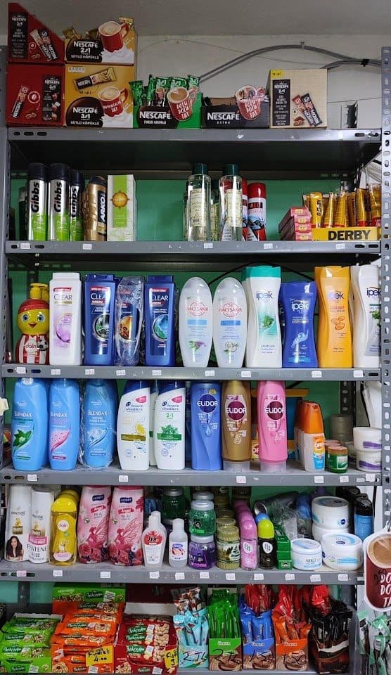 Şampuan, kozmetik ve kişisel bakım rafı