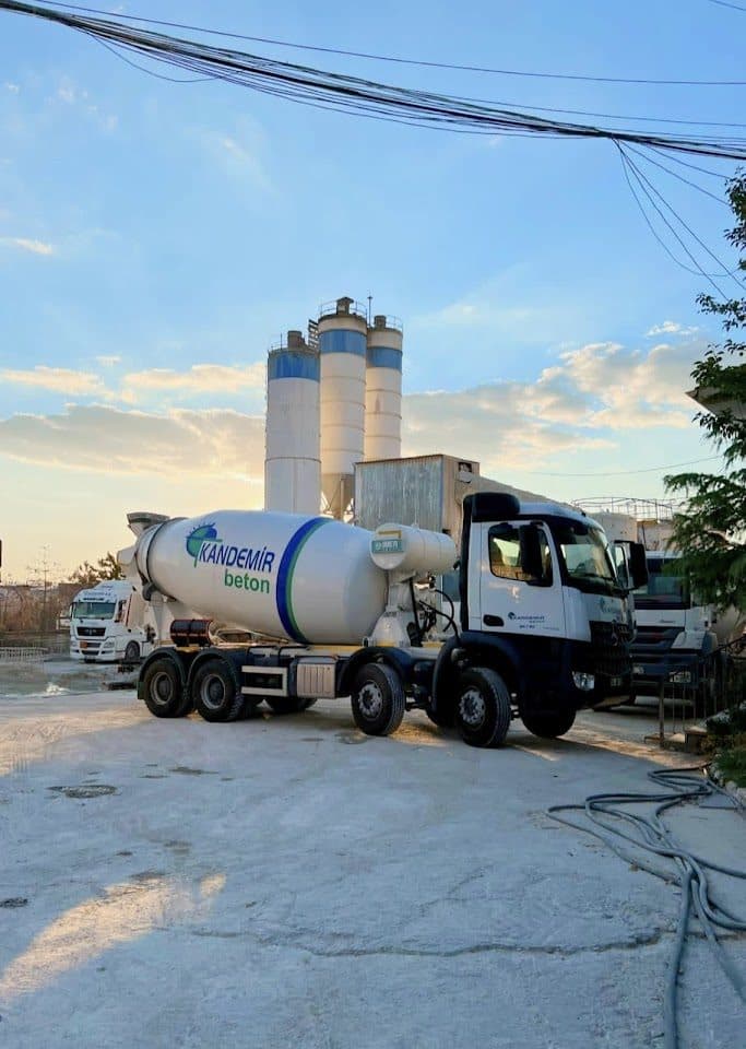 Hazır beton tesisi ve çimento siloları