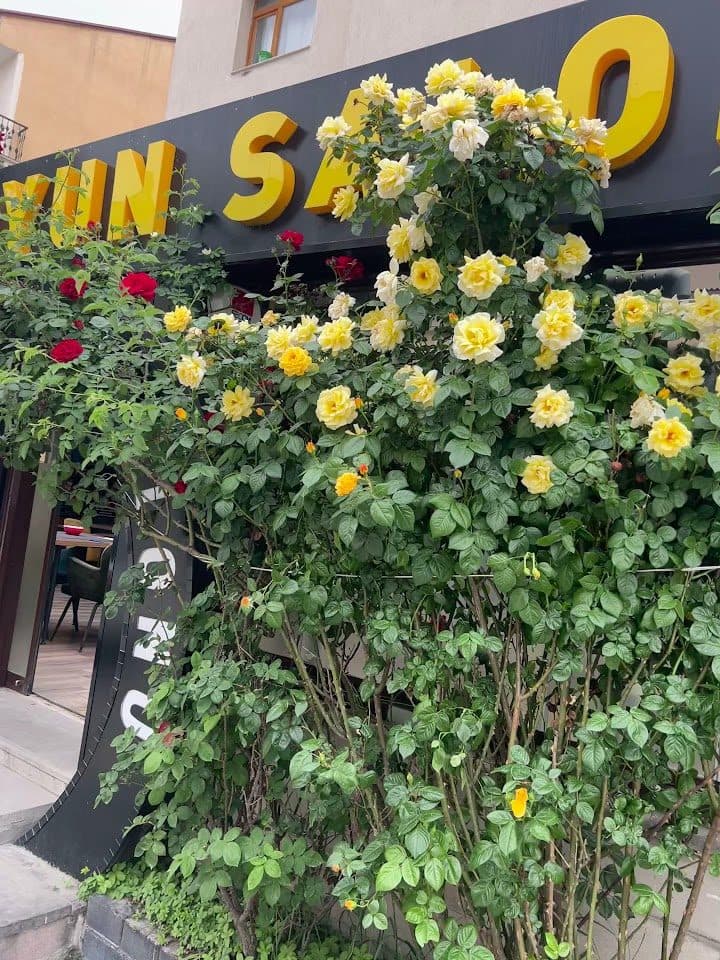 Güller içinde salon cephesi