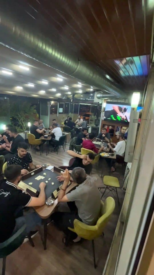 Oyun salonu iç mekân — okey ve tavla masaları
