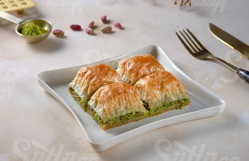 Baklava ve soğuk kadayıf sunumu