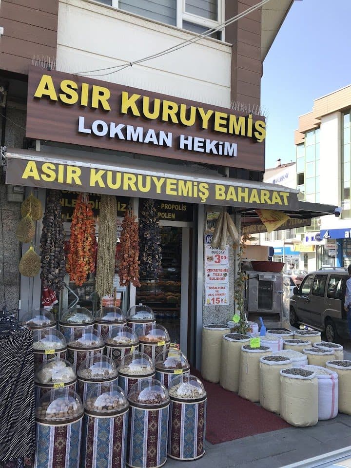 Mağaza içi kuruyemiş ve çerez reyonları